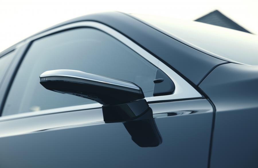 Детали экстерьера Lexus ES300h with Digital Door Monitors 2020 года  (UK) (фото 33 из 40)